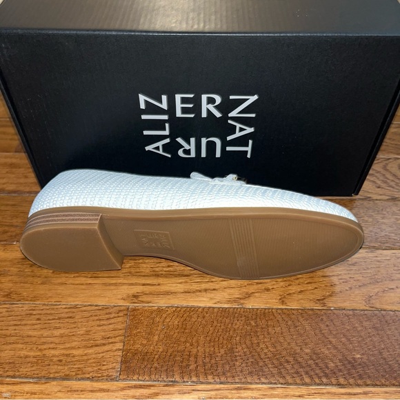 Naturalizer Mariana Chain Link Loafer All White With Gold Chain Women’s Size 9 - Picture 14 of 16